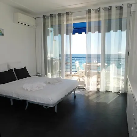 Beau T1 Bis Climatise La Caravelle Les Pieds Dans L'eau Apartment Antibes